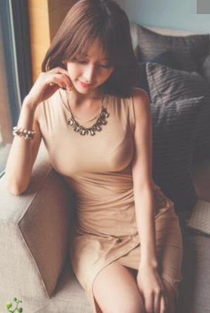 时尚街拍：迷人的紧身裙美女，气质明艳动人