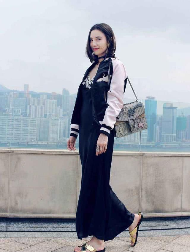  显瘦：担心吊带太性感？和这五种外套叠穿，清新又提气，关键还超显瘦！