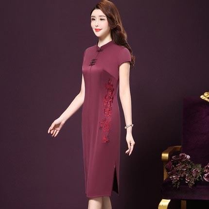 比孔雀绿还端庄的“酒红”色改良旗袍，超好看，适合四五十岁女人
