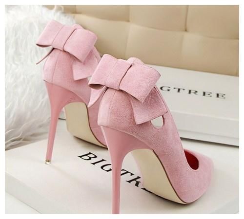 女人应该有双性感的高跟鞋，即可打造纤细美腿，瞬间增加回头率