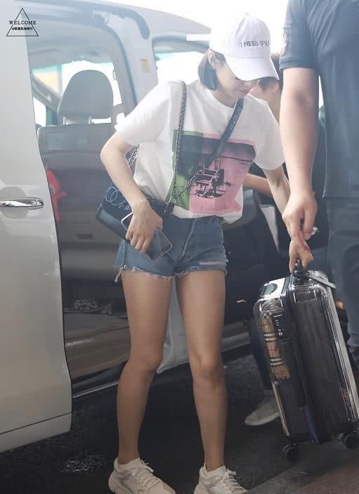 宋茜机场无修图，长腿粗壮紧致，网友：比那些竹竿腿好看多了