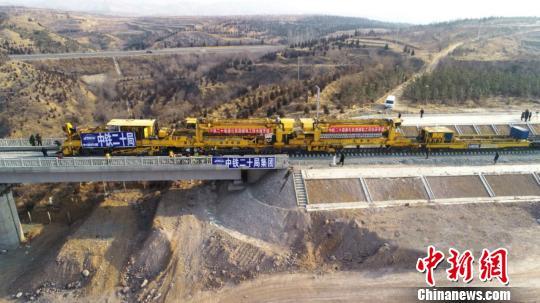 2022年北京冬奥会重点配套工程崇礼铁路开始铺轨