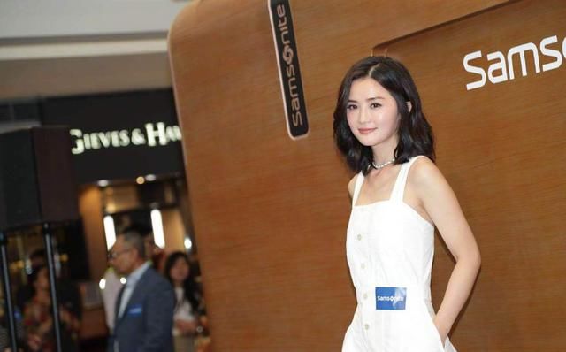 阿Sa白色吊带长裙穿成175,身形消瘦骨头凸起引热议:多吃点