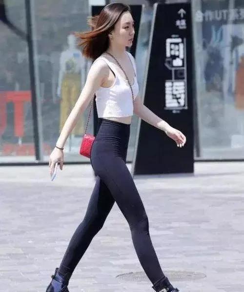 街拍：穿一条时尚的紧身打底裤，尽显优雅迷人的S型曲线