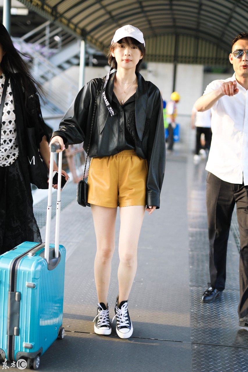 高贵妃童瑶现身机场,黑色皮衣搭短裤清爽利落,最后的小表情亮了