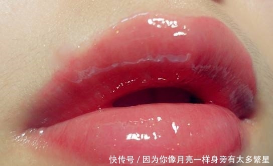 「小甘菊润唇膏」3款适合春季的润唇膏,不油不干,死皮一搓就掉,用完唇炎也好了