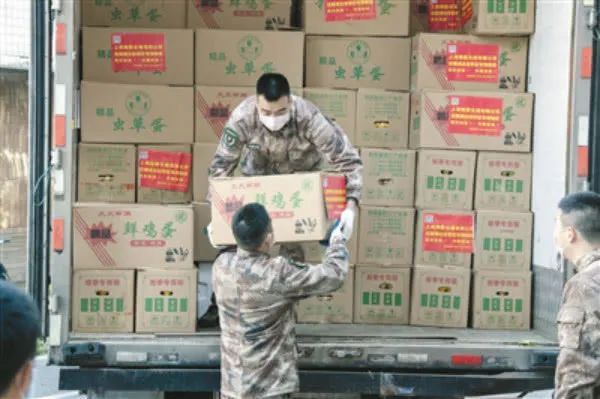  迷彩服■武汉华南海鲜市场附近，出现了一支上海来的“迷彩服小分队”