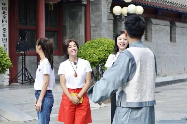 63岁刘晓庆撞上64岁赵雅芝，同穿短T，奶奶和少女的身材差距