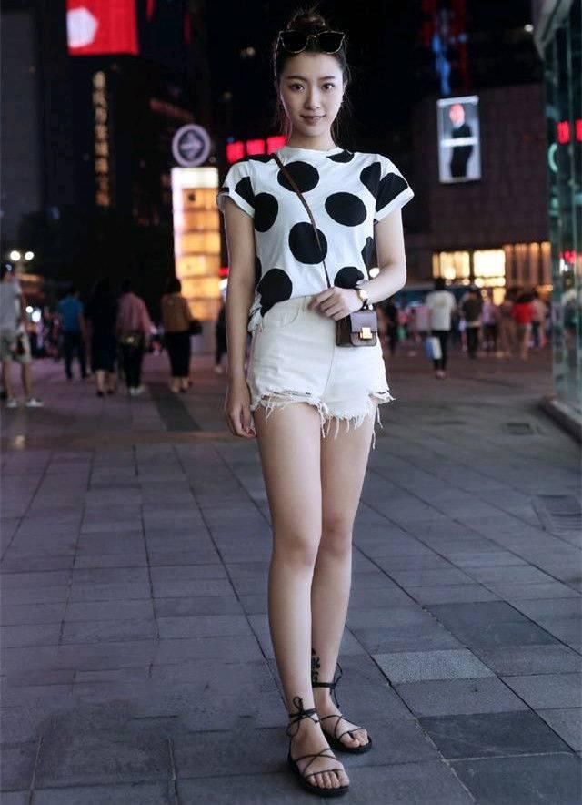 街拍:丰满的辣妈穿紧身吊带裙，夏日解暑又性感!菲常街拍