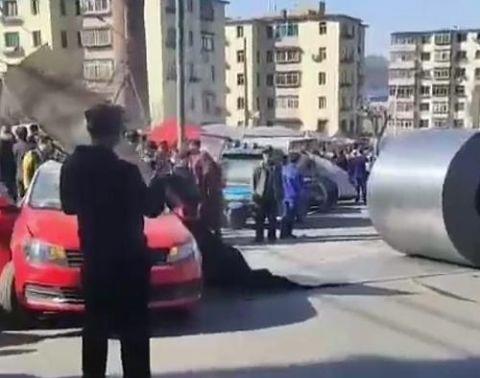  【钢卷】本溪兴安大货车钢卷掉落砸瘪半个出租车，目击者称的哥躲过一劫