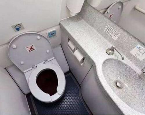 飞机的粪便排到哪去,会砸到地上的人吗?原来如此