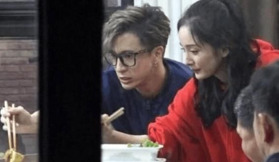 杨幂吃火锅被亲戚偷拍，粉丝发现视频中的不对劲后，要求删除！