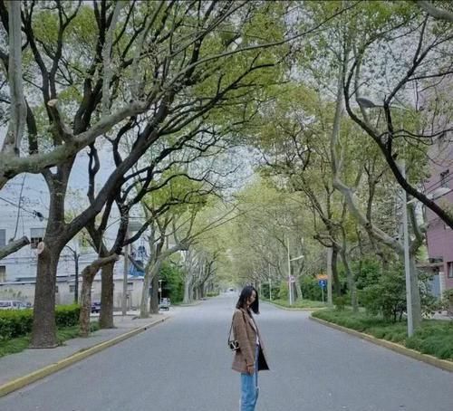  『蓝色』大表姐刘雯春季街拍曝光，蓝色针织衫搭白色短袖，舒服又优雅
