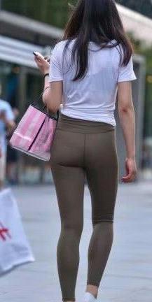 打底裤让你轻松告别臃肿的感觉，秀出无法抗拒的美