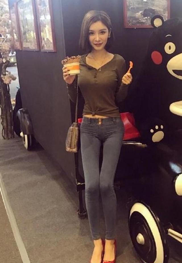 紧身牛仔裤的美女展现完美曲线，身材跟炎热夏日一样火热