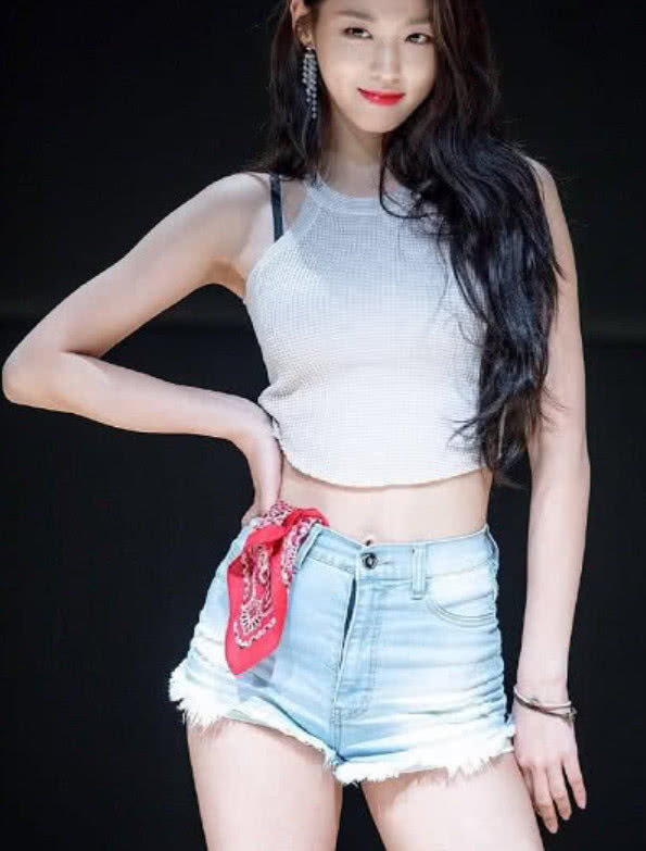 金雪炫身穿牛仔短裤，大秀身材，不料漏出的东西让人不住尴尬!