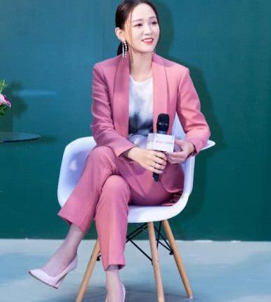 陈乔恩为啥这样啊，居然把鞋跟削掉一块，走路不会摇摇晃晃吗？