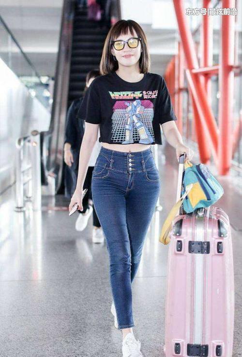 焦恩俊23岁女儿穿露脐装，好身材很出众，看到她的刘海我沉默了