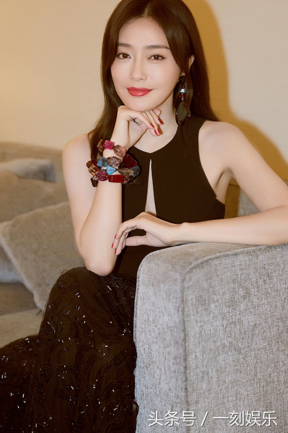 秦岚优雅亮相香港时尚活动，简洁中显露性感