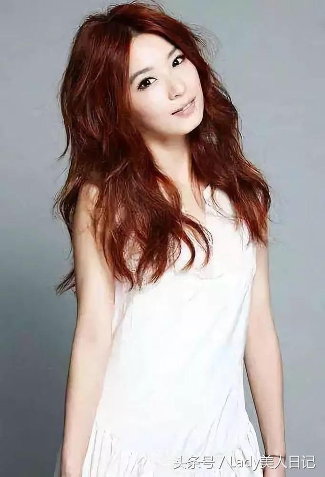 田馥甄年纪越大越会穿，一身长裙最显气质，那收腰带是重点