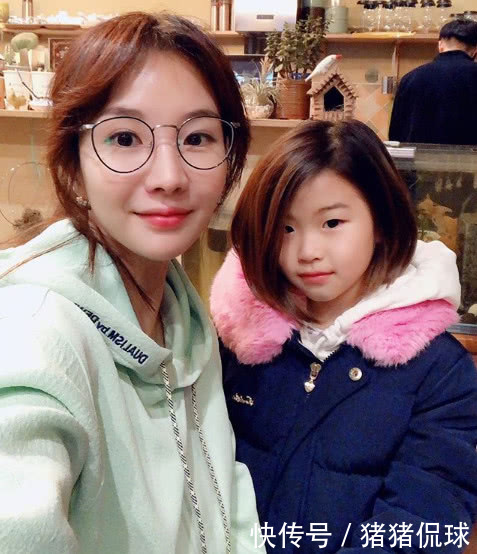 健身辣妈爱打扮，一条紧身长裙，衬出傲人曲线！