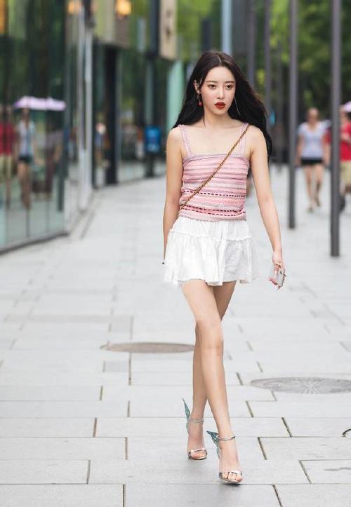 街拍 美女连体连体裙露出香肩十分迷人 秀出好身材清新时尚！