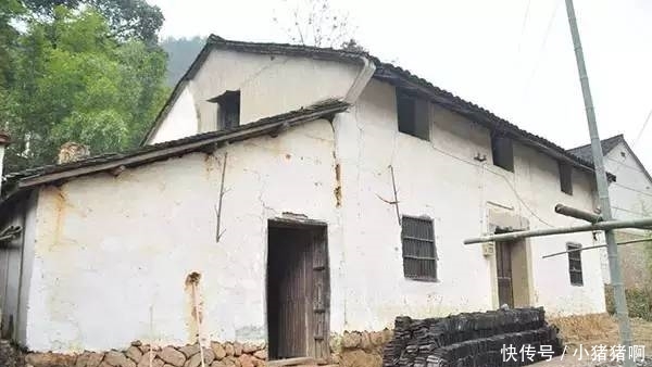 村干部为农民好，免费给农民粉刷外墙，一些农民却不领情，为何？