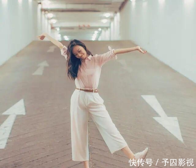 『阔腿裤』女人不管是穿裤子还是裙子,牢记这个“上紧下阔”穿法,显高显瘦