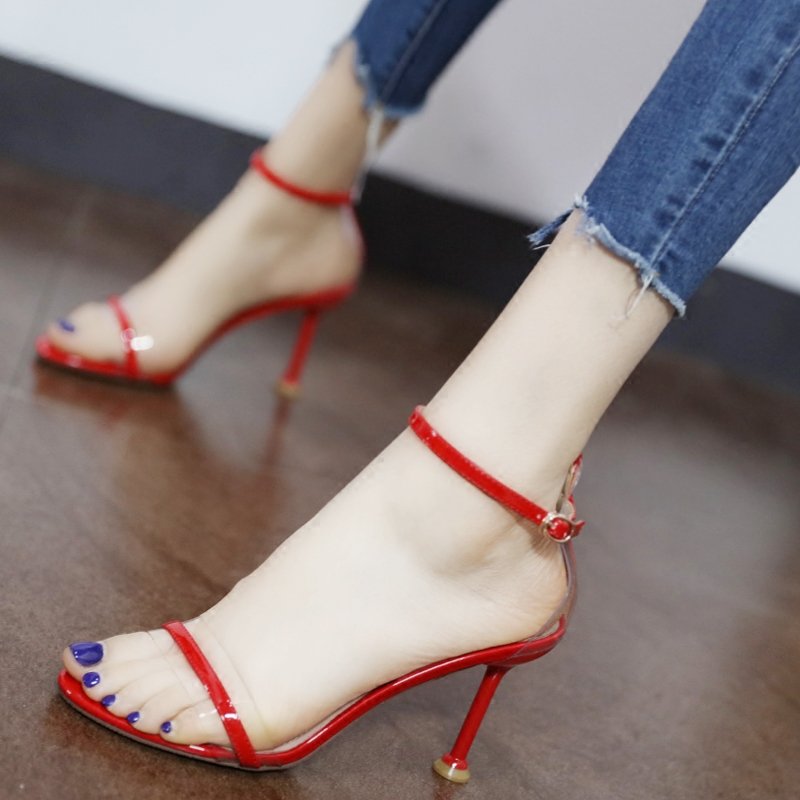 有一种凉鞋，叫“一字扣凉鞋”，女人见了都想买，穿上性感又撩人