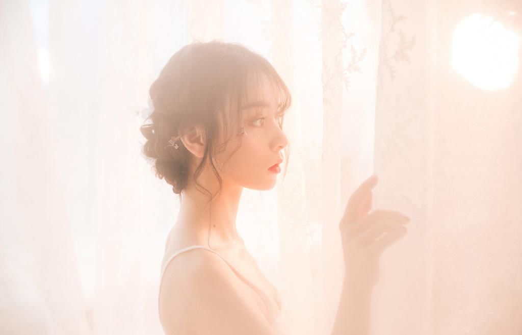 性感吊带内衣美女薄纱妖娆写真图片