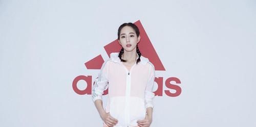  【别致】张钧甯穿衣品味个性别致，不对称无袖上衣配粉裤，意外高级又减龄