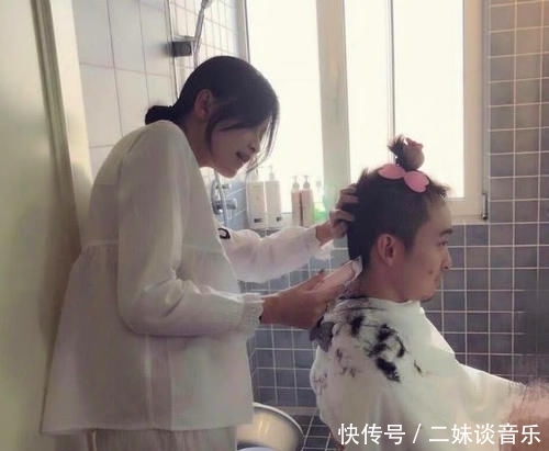 #自由#董子健老婆太调皮,孙怡参观养鸡栏,故意对动物炫耀自己的自由