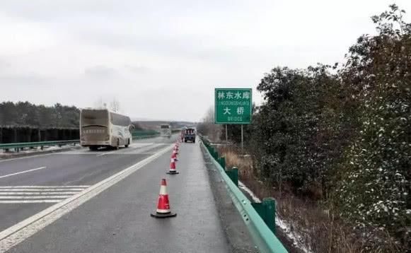 高速应急车道换胎被扣6分? 车主怀疑人生: 我还能去大马路上?