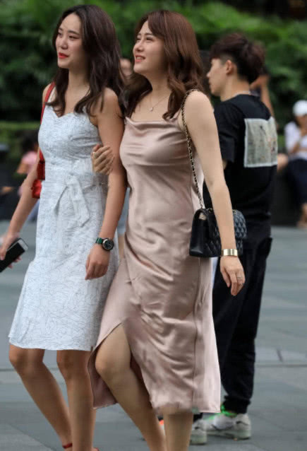 气质美少妇穿冰丝睡衣上街，光滑清凉感十足，尽显胯宽腰圆好身材