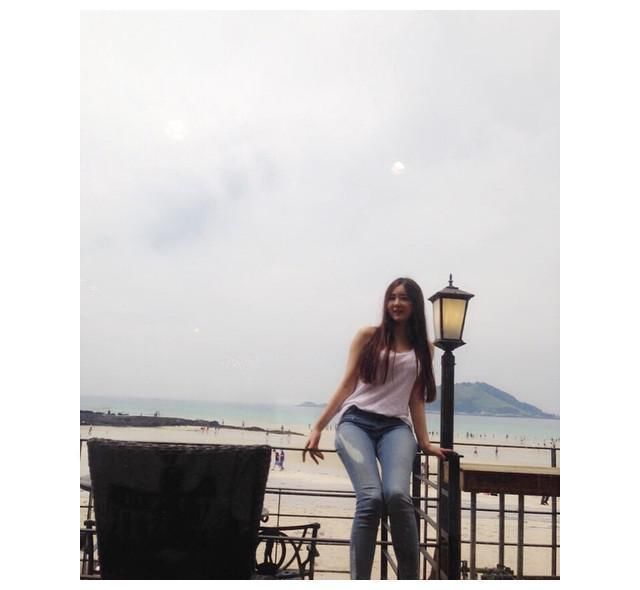 时尚紧身牛仔裤,搭配简约有力的紧身上衣,深深吸引了我