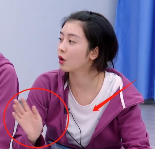  实诚：《恋爱循环》别人都想要跳中心位，谁留心到赵小棠动作？太实诚了