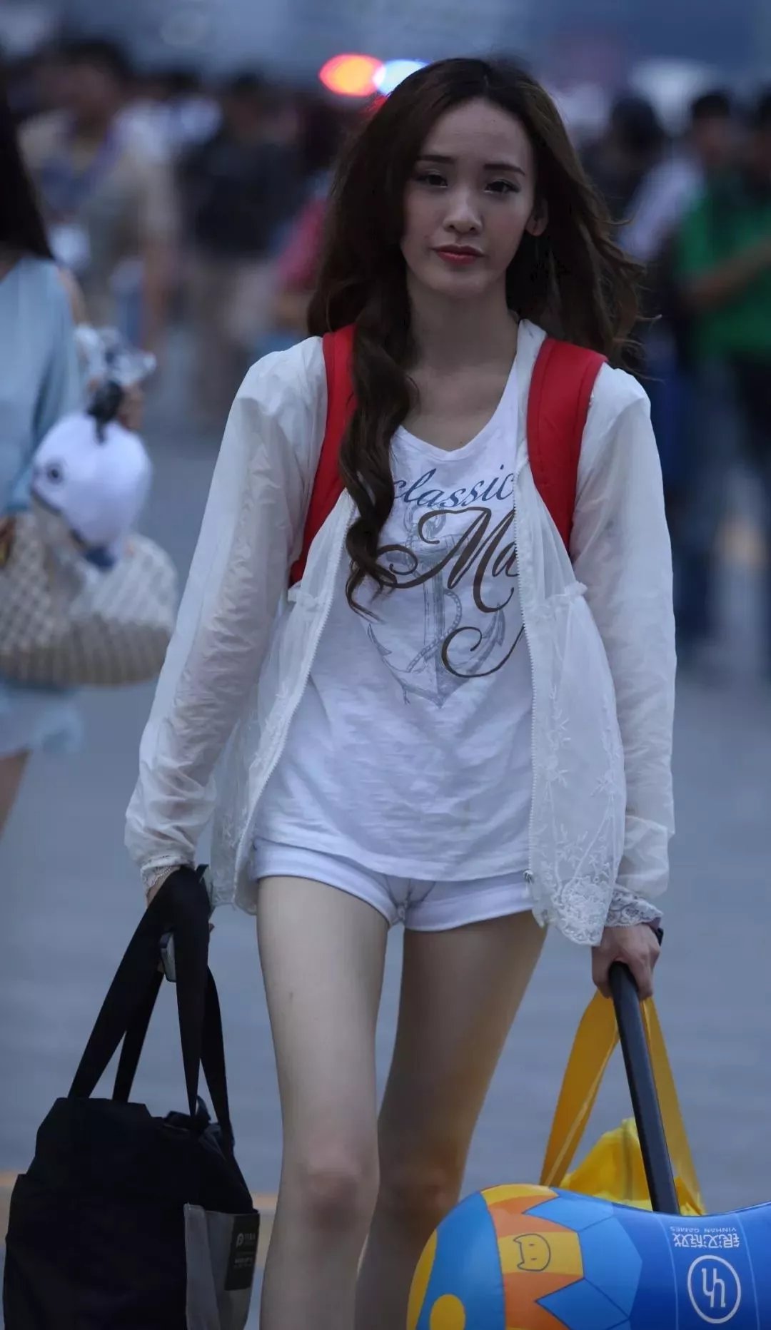 街拍热裤人字拖鞋的大长腿美女小姐姐