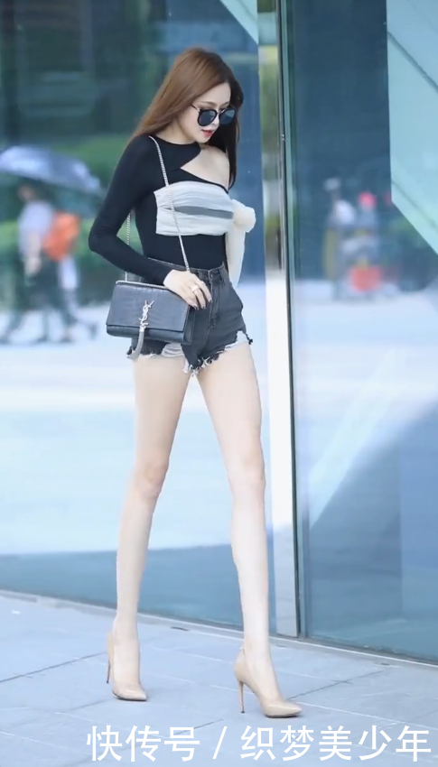  #挠痒#扶着小哥的头给自己挠痒，有考虑过别人的感受吗！