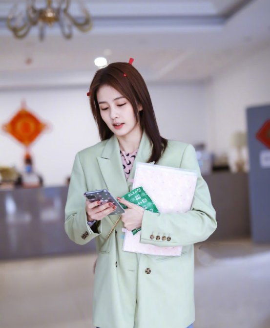  「时髦」牛油果色不会穿?看看这些街拍吧,照着穿就行,好看又时髦