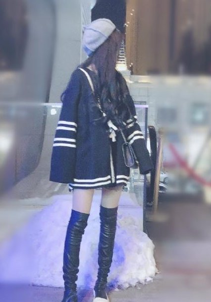 封杀后的杨清柠身穿短裙，腿像两根筷子，身上纹身却更引人注目