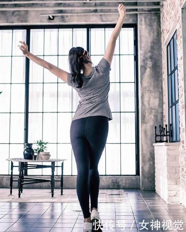 率性自然的打底裤美女，身材苗条好看，彰显时尚女人味！