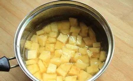 『热带水果』用冷盐水泡菠萝是错的?30年果农告诉你正确的吃法,怪不得不好吃