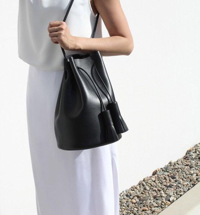 那些靠质感和极简征服时尚圈的水桶包们,辣妈超模都爱得不行!