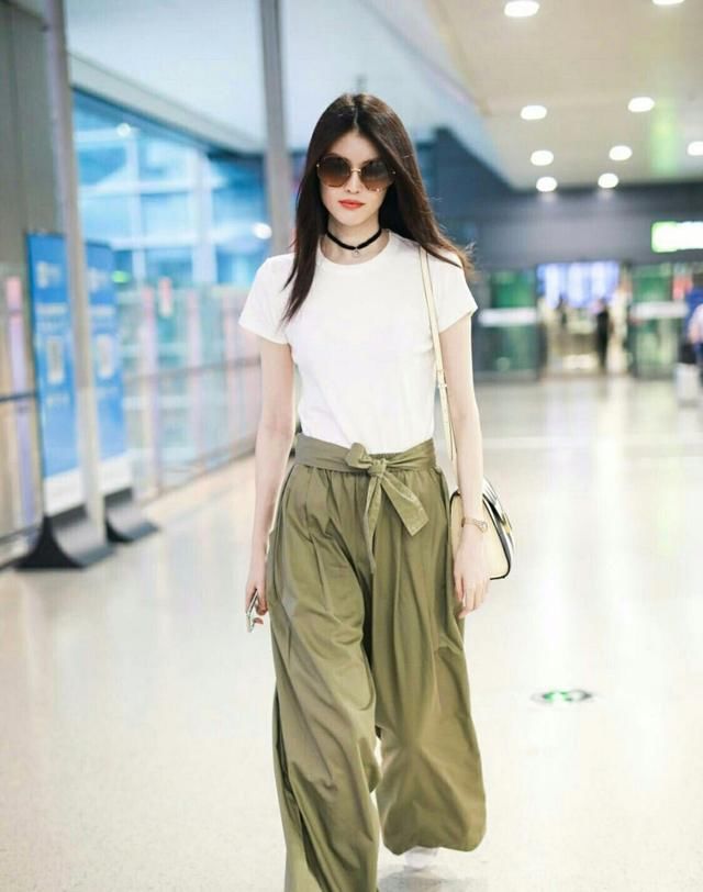 何穗现在是要学奚梦瑶穿衣服了吗？穿个露腰装就出门了！