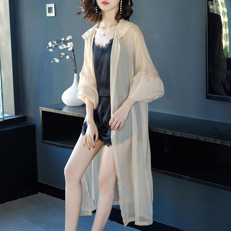 现在女人真大胆，只穿一件小吊带+薄薄一层纱，大方迷人忒惊艳