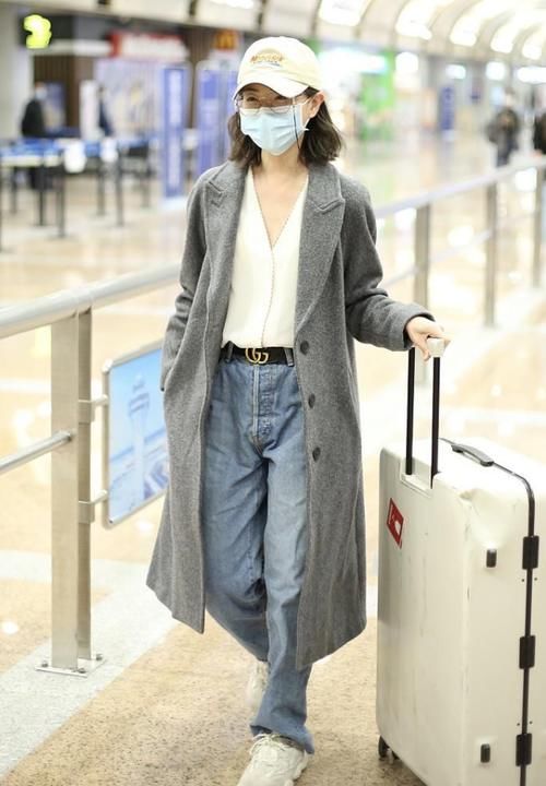  风衣：“田丹”年后首现身，高腰仔裤外搭风衣，知性又大气