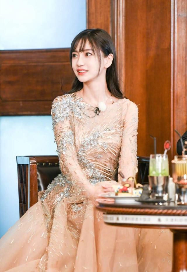 杨颖太有气质了，她这么穿礼服，就一感觉，颜值高咋穿都好看