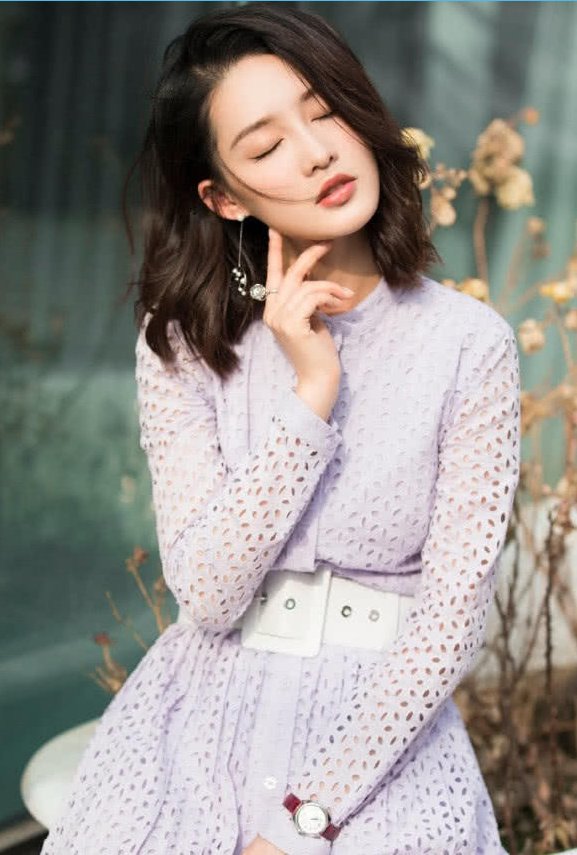 做女星不易，李沁为让腿更美穿“木棍鞋”，脚背和脚趾成90度!