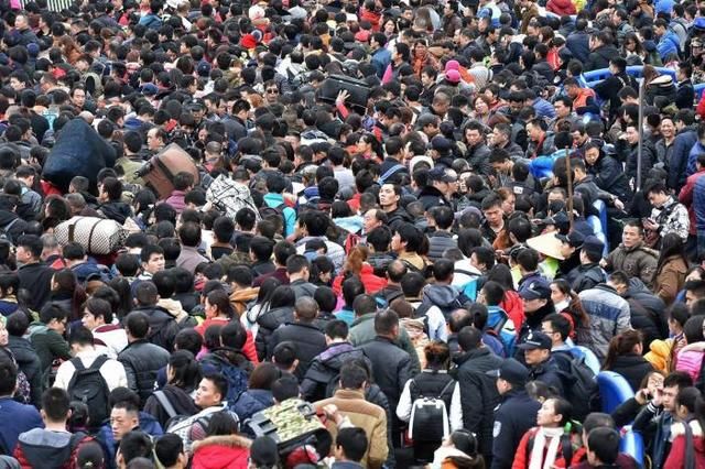 当中国春运遇上印度火车，哪个更拥挤？装还是印度能装