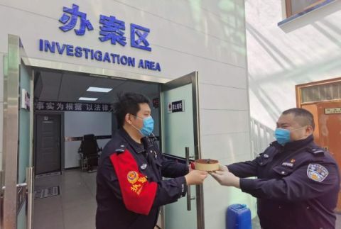  #回家#图片故事 | 疫情不除 绝不回家——记北京站派出所“炊事班长”王力